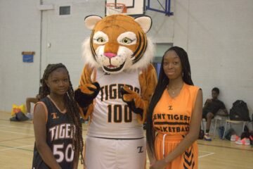Tee The Tiger pictures with Tigers family